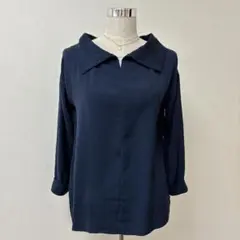 MAYSON GREY スキッパーブラウス ネイビー オフィス 通勤 きれいめのサムネイル