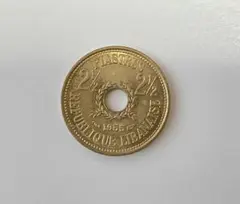 レバノン 1955年 2.5ピアストル 硬貨　穴あきコインのサムネイル
