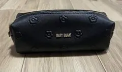 マリークワント　シンプルエンボスデイジースクエアペンケース（ブラック）