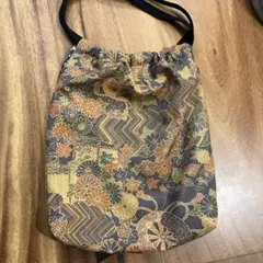 本物の着物生地で作ったハンドバッグ　和柄　和装　巾着　絹の素材