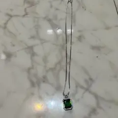 エメラルドグリーン スクエア ネックレス