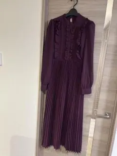 エレガントなパープルのワンピース