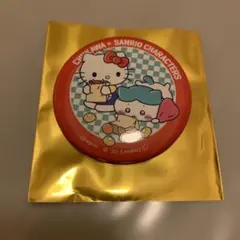 ちいかわ×サンリオコラボ　缶バッジ　ハチワレ&ハローキティ