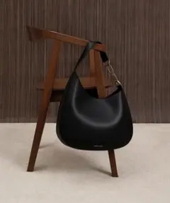 CHARLES & KEITH チェーンアクセントショルダーバッグ