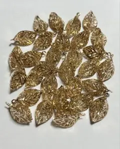 ゴールド 葉型チャーム 2.5cm 30個セット