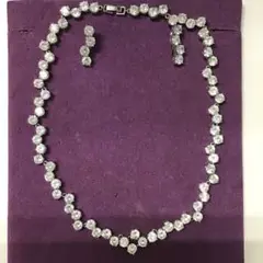 クリスタル装飾のシルバーネックレスとイヤリングセット