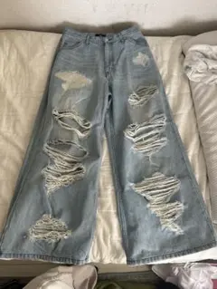 HAREのダメージデニムパンツ
