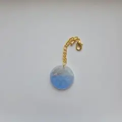 青色樹脂チャーム 海のモチーフ ゴールドチェーン