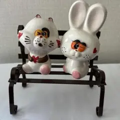 昭和レトロ 猫とウサギの陶器製ペア置物 ベンチ付き インテリア雑貨