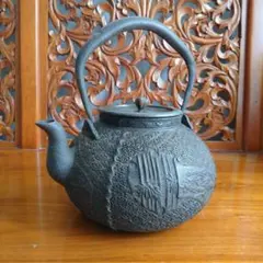 鉄瓶 銘日本亀文堂・葡萄文様 虎山工房 鉄瓶 銘日本亀文堂・葡萄文様 虎山工房 - メルカリ