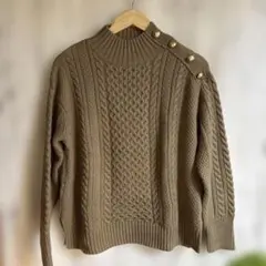 GUブラウン ボタン付きタートルネックニット