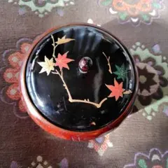 紅葉装飾の丸型菓子入れ