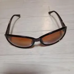 オーバーサイズブラウンサングラス、女性が付けたらカッコいいですよ。