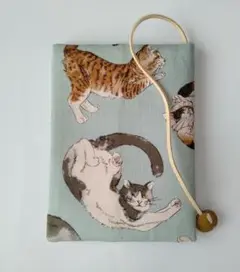 文庫本布のブックカバー　猫戯れ