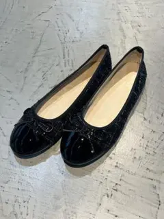 リボン付きブラックフラットシューズ