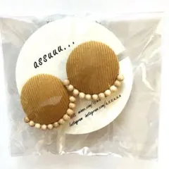 ハンドメイド ベージュ ビーズ付きイヤリング