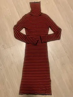 赤と黒のストライプ タートルネックワンピース