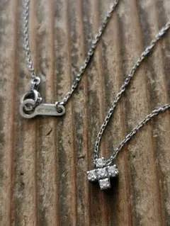 4℃ ダイヤモンド 強く耀く５石のクロスモチーフ 十字架 Ptネックレス 箱付き