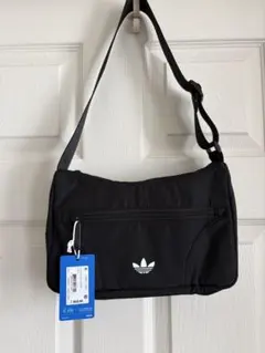 adidas】ロゴ映え♪定番ショルダーバッグ男女兼用OK!L size 約8L 