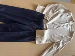 ベージュジャケットとネイビーパンツセットアップ