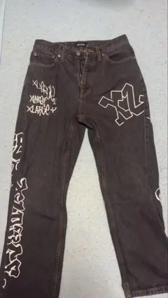 XLARGEのデニムパンツ グラフィティプリント ダークグレー デニム