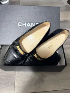 CHANELエナメルフラットパンプス黒ゴールドロゴのサムネイル