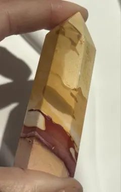 《絵画・バターイエロー×赤層の美彩》ムーアカイト　タワー　ポイント　六角柱