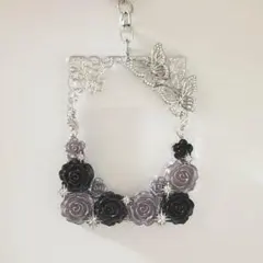 カード トレカケース キーホルダーデコ シルバー ブラック グレー 薔薇 蝶 星