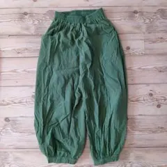 オリーブグリーン カジュアルパンツ ゴムウエスト　カーキ　灰緑　七分丈　М