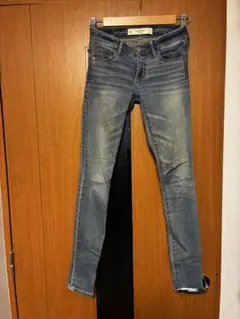Abercrombie &Fitchライトブルースキニージーンズのサムネイル