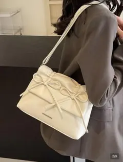 ホワイトリボン付きハンドバッグ