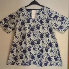 ブルー　花柄カットソー　チュニック　新品　ゆったり目