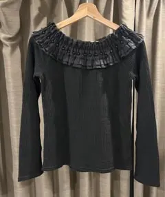 ブラックオフショルフリル付き長袖トップス