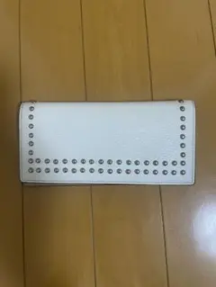 r*8様 美品　J&M DAVIDSON 長財布 ホワイト スタッズ レザーのサムネイル