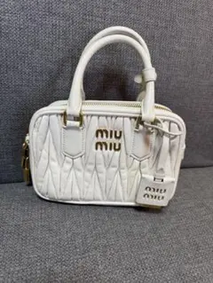 miu miu ホワイト ショルダーバッグ - メルカリ