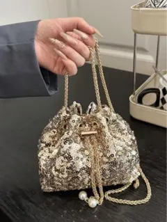 チェーン付き ゴールドバッグ