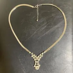 シルバー V字型 ネックレス クリスタル装飾