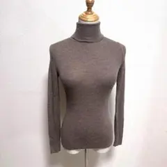 e132【ユニクロ】タートルネックリブニット　タイト　オフィスカジュアル　着回し