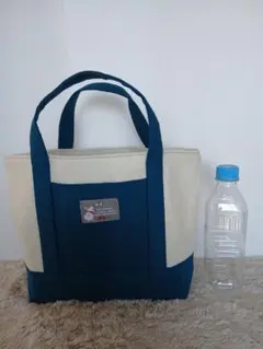 青と白のトートバッグ