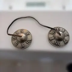 仏具ティンシャ。良質小型のシンバル。ケース入り。 - メルカリ
