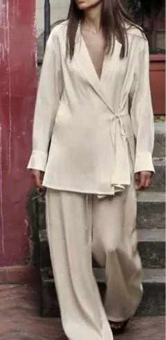 ZARA クリーム色ラップシャツ・長袖