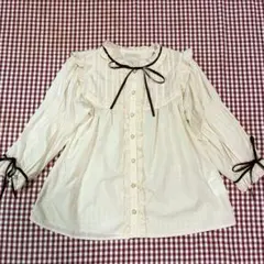 美品　axesfemmeアクシーズ アイボリーリボン付きフリル襟ブラウス