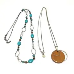 ターコイズビーズのネックレスと木製ペンダント