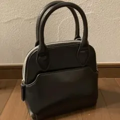 ブラックレザー風ハンドバッグ