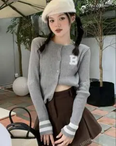 文字グラフィック ボタンスルー クロップカーディガン　グレーカーディガン