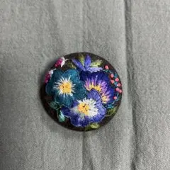 青いお花の刺繍ブローチ