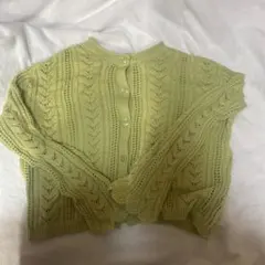薄い緑色の編み込みカーディガン