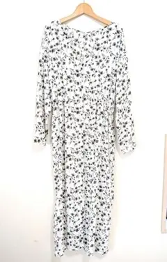 【美品】春夏ワンピース　ホワイトフラワー柄　長袖ロング シーズンSS
