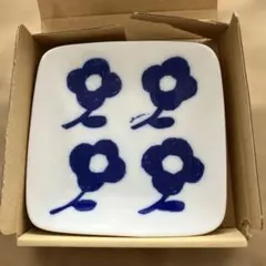 青い花模様の四角い皿