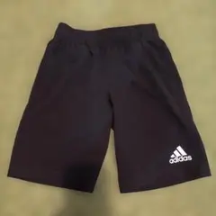 adidas 黒 ハーフパンツ ロゴ入り